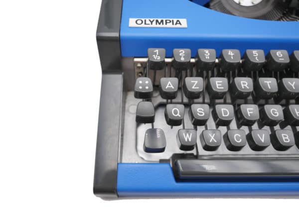 Machine à écrire Olympia Traveller de Luxe bleu et blanche révisée ruban neuf