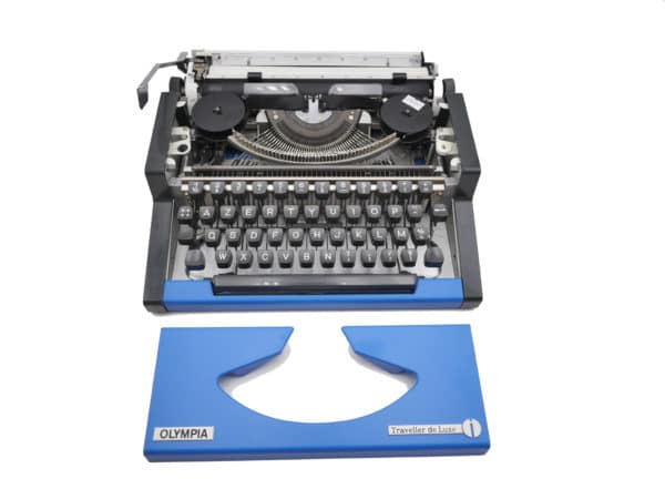 Machine à écrire Olympia Traveller de Luxe bleu et blanche révisée ruban neuf