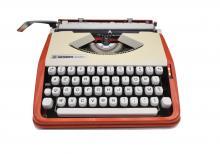 Machine à écrire très rare, il s'agit d'une machine Cursive, c'est à dire avec une police de caractère très belle et rare, de plus elle est bicolore de couleur Orange Corail et beige, ce qui fait d'elle un objet de convoitise très rare et très exceptionnel, elle est unique.