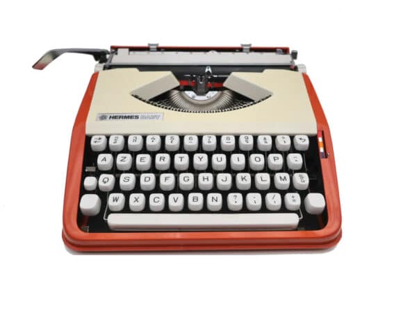 Machine à écrire très rare, il s'agit d'une machine Cursive, c'est à dire avec une police de caractère très belle et rare, de plus elle est bicolore de couleur Orange Corail et beige, ce qui fait d'elle un objet de convoitise très rare et très exceptionnel, elle est unique.